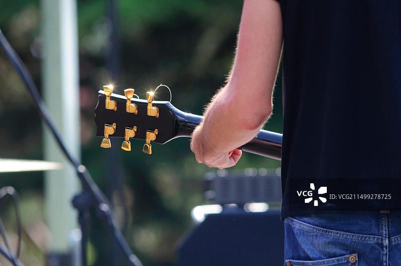 男人弹吉他表演歌曲图片素材