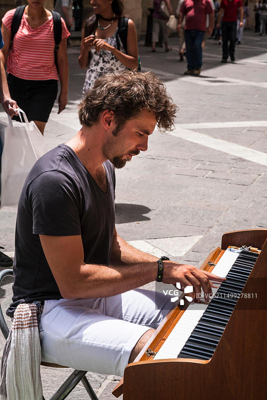 在马耳他瓦莱塔街头弹钢琴的男人图片素材