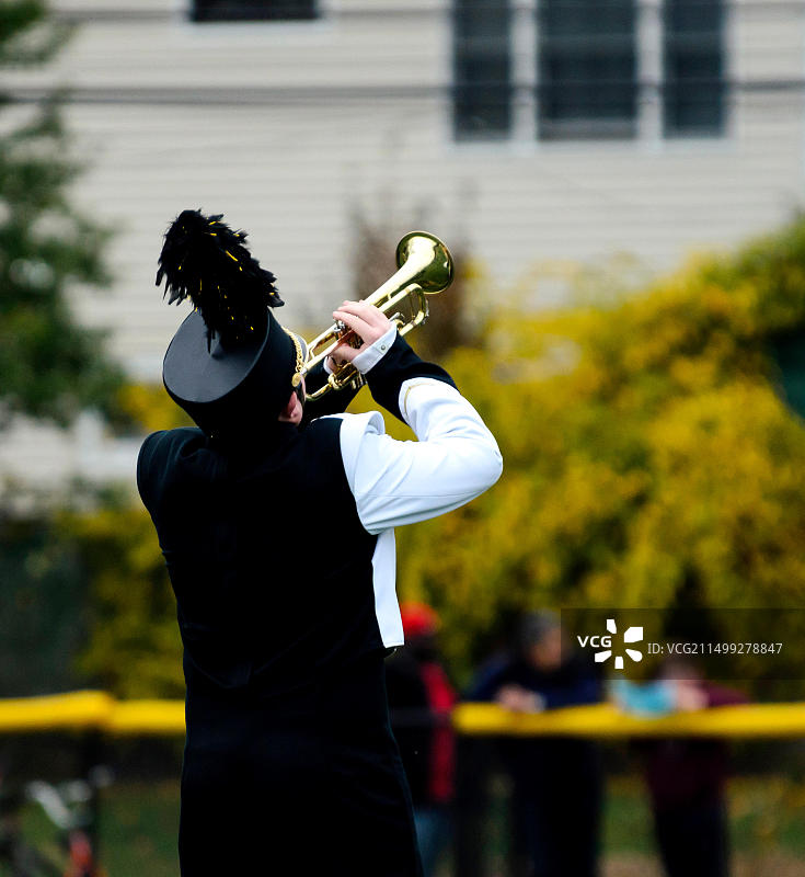乐队成员吹小号图片素材