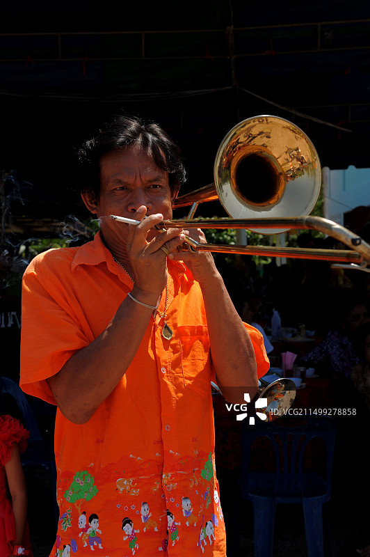 泰国夜功府邦邦寺僧侣受戒仪式上的长号手图片素材