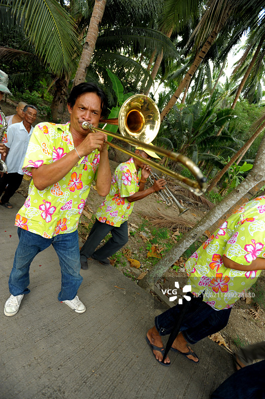 佛教僧侣受戒仪式上的长号演奏者，泰国图片素材