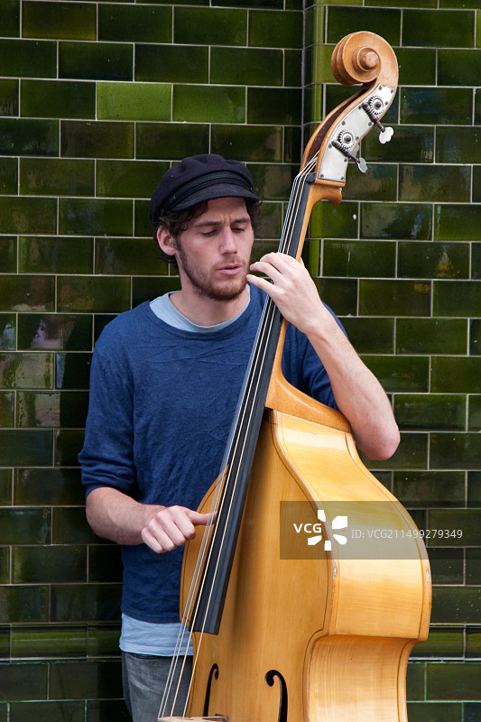 伦敦哥伦比亚路酒吧外的街头艺人图片素材