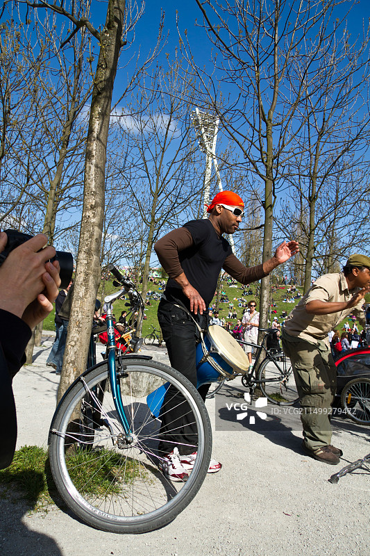 德国柏林墙公园的鼓手图片素材