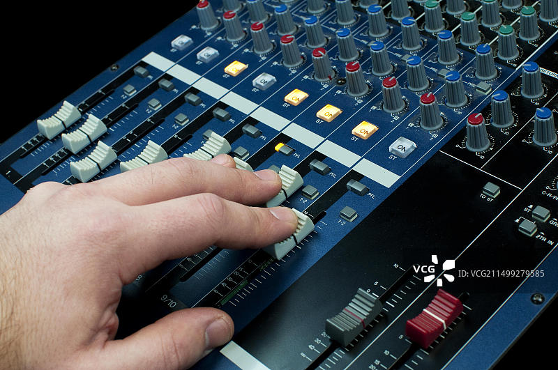 手持音频调音台的推子图片素材