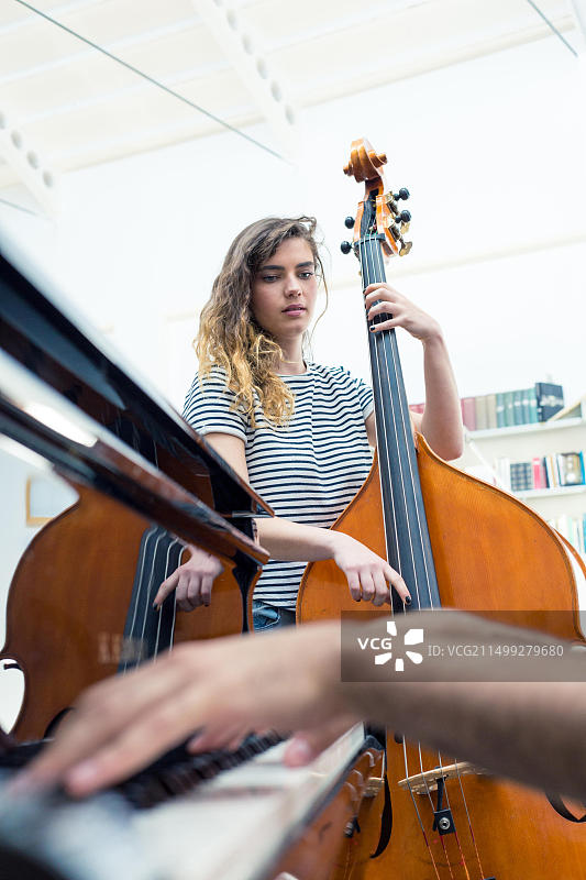 演奏低音提琴的演奏者图片素材