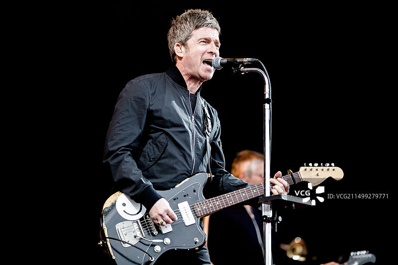 2022年6月18日，诺埃尔·加拉格尔在北威尔士科尔温湾的Eirias体育场演出图片素材