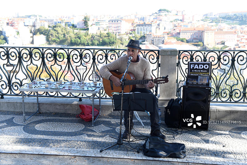 葡萄牙里斯本巴伊罗阿尔托街头的法多吉他手和歌手图片素材