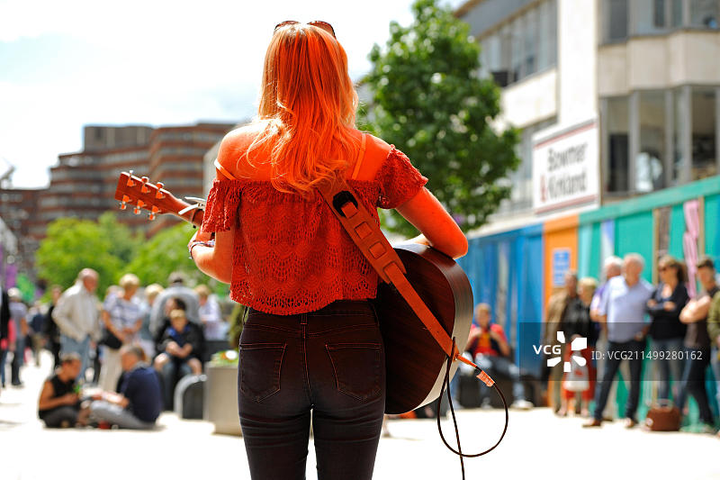 年轻女歌手在谢菲尔德电车边缘艺术节舞台上（2014年）图片素材