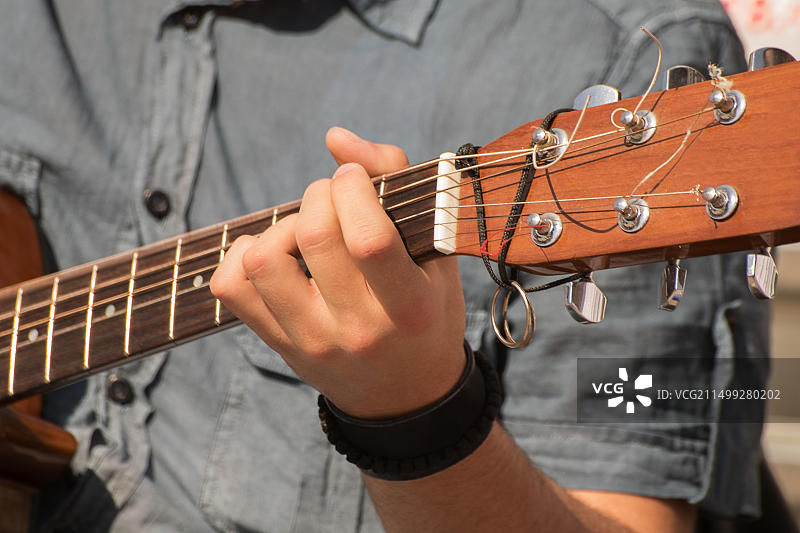 男子弹奏古典吉特写镜头图片素材