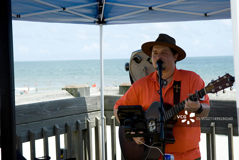 乔什·约翰逊在美国南卡罗来纳州查尔斯顿的弗利海滩钓鱼码头表演图片素材