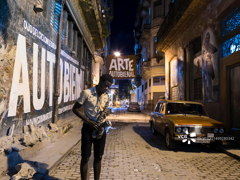 古巴哈瓦那老城街景：经典美式汽车图片素材