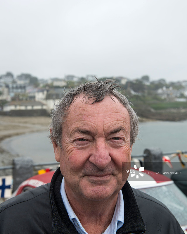 尼克·梅森在康沃尔圣莫斯经典汽车节上，站在他的法拉利550MM Carrera Panamerica旁边，英格兰图片素材