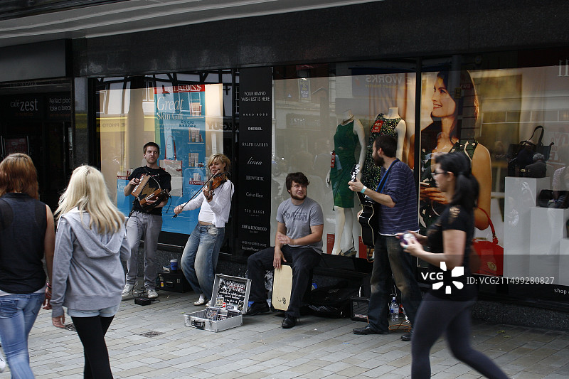 在英国林肯郡林肯市大街上表演的音乐家图片素材