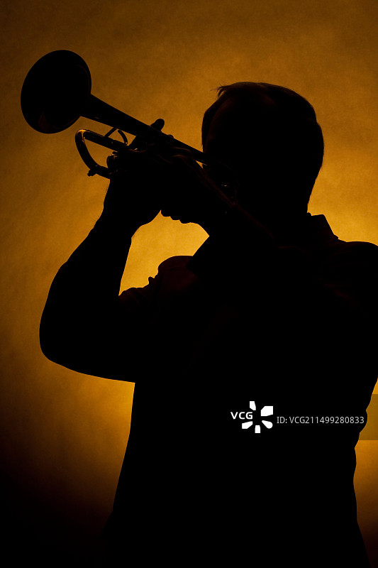 小号手剪影黄色背景图片素材