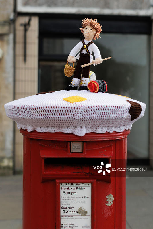 奇彭纳姆民俗音乐节的彩色场景：岛屿公园和威尔特郡自治市镇游行中的民族音乐、木屐舞和莫里斯舞图片素材