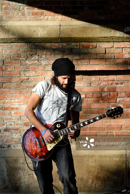 纽约墙前的吉他手图片素材