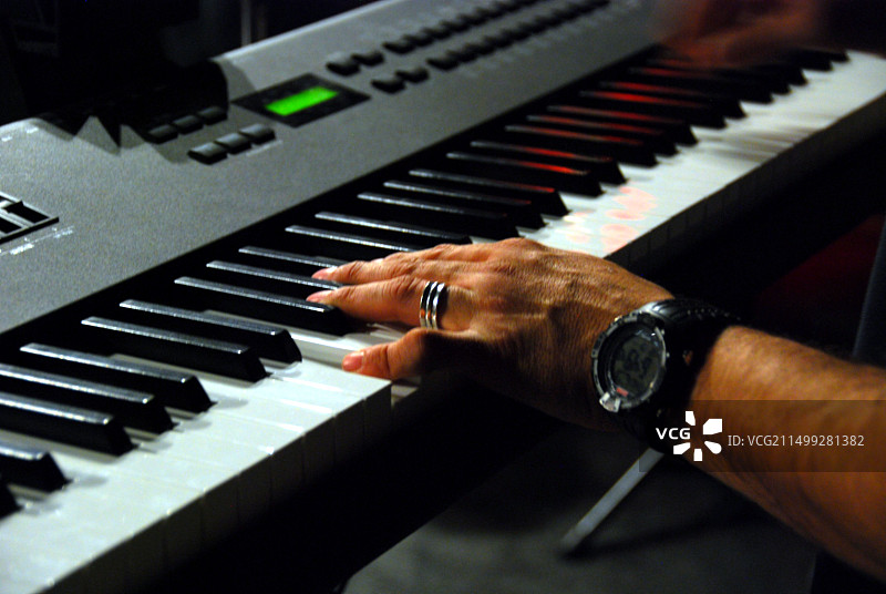 键盘演奏者图片素材