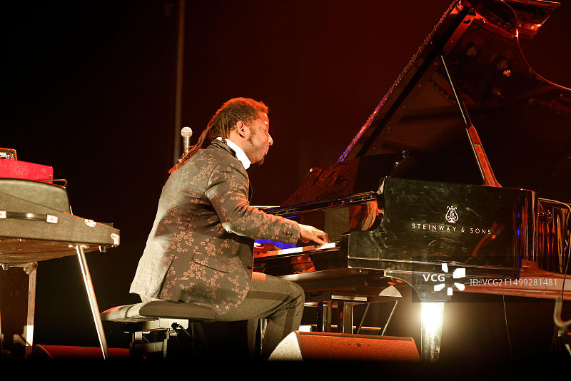 古巴爵士乐团音乐会上的古巴钢琴家罗兰多·卢纳图片素材