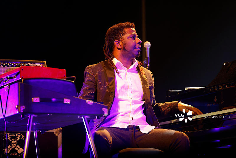 古巴爵士乐团音乐会上的古巴钢琴家罗兰多·卢纳图片素材