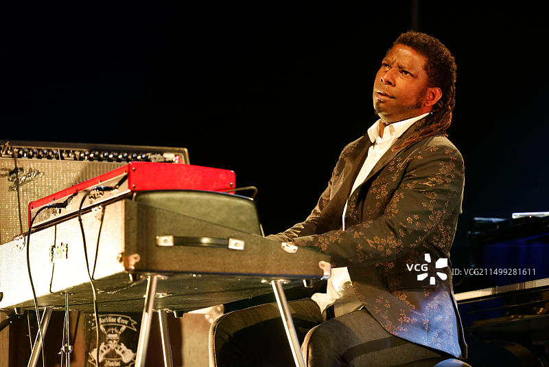 古巴爵士乐团音乐会上的古巴钢琴家罗兰多·卢纳图片素材