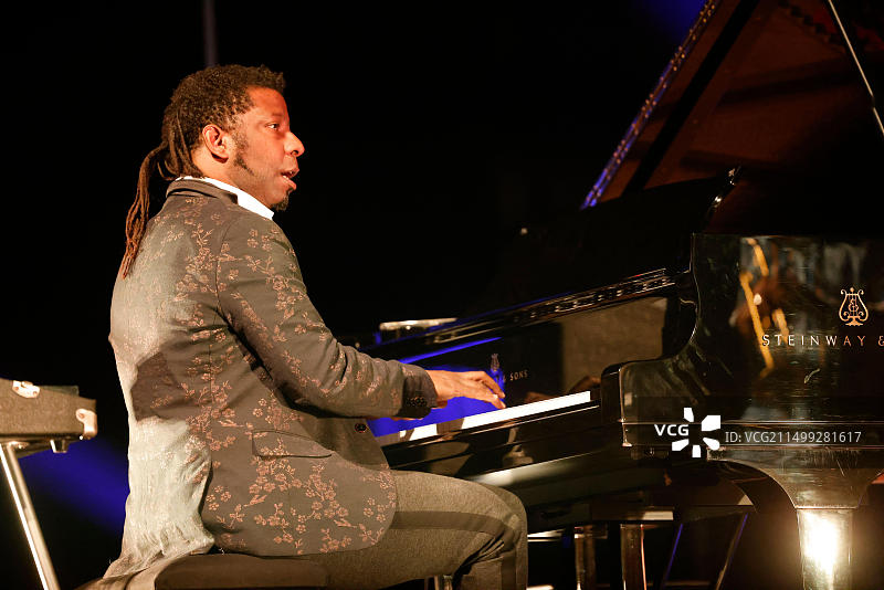 古巴爵士乐团音乐会上的古巴钢琴家罗兰多·卢纳图片素材