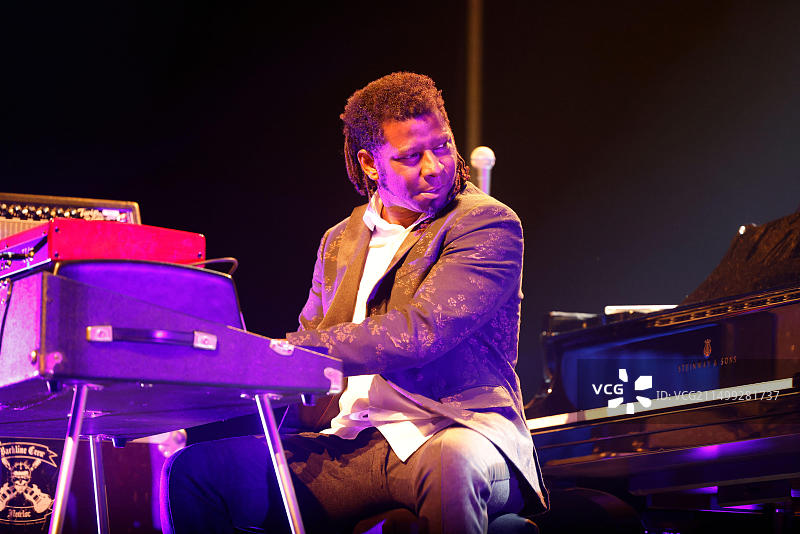 古巴爵士乐团音乐会上的古巴钢琴家罗兰多·卢纳图片素材