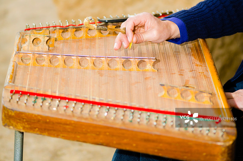 艺术家在自然中演奏扬琴图片素材