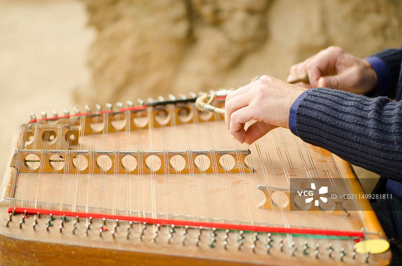 艺术家在自然中演奏扬琴图片素材
