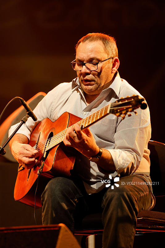 法国吉他手比雷利·拉格雷内在利摩日歌剧院爵士音乐节上图片素材