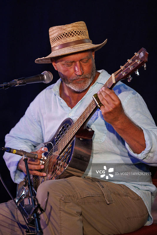 蓝调音乐家罗伯特牧师在英国厄普顿蓝调音乐节演出（2022年）图片素材