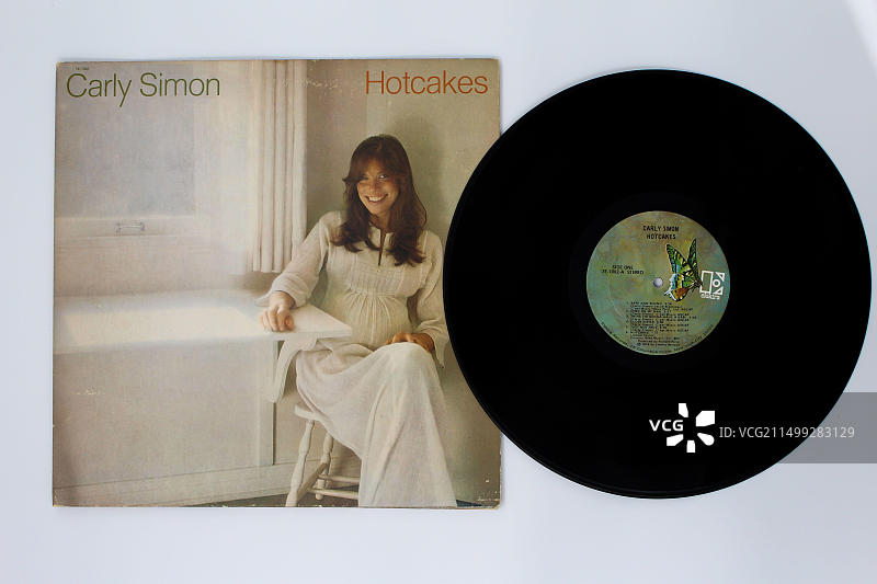 摇滚艺术家卡莉·西蒙的音乐专辑黑胶唱片，专辑封面标题：Hotcakes图片素材