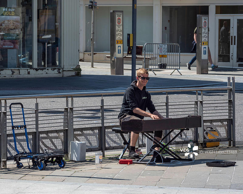詹姆斯·托法利在苏格兰因弗内斯猎鹰广场演出。詹姆斯是一位正在康复的瘾君子，他正把钢琴从约翰·奥格罗茨拉到兰兹角图片素材