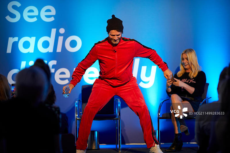 接招乐队的霍华德·唐纳德在曼彻斯特的广播会议上发言图片素材