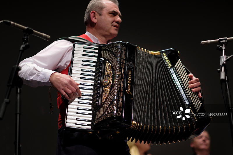 男人演奏手风琴图片素材