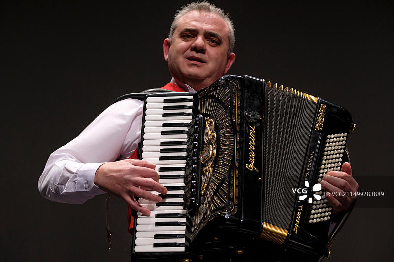 男人演奏手风琴图片素材