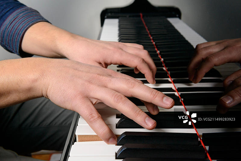 弹钢琴的手部特写图片素材
