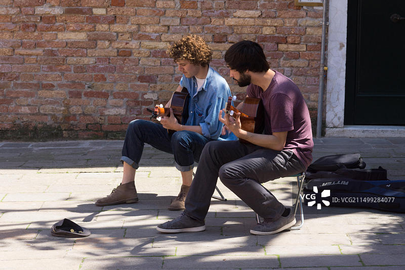 在威尼斯街头卖艺的音乐家图片素材