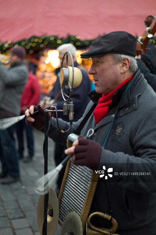 在布拉格老城广场圣诞市场演奏爵士乐队的歌手图片素材