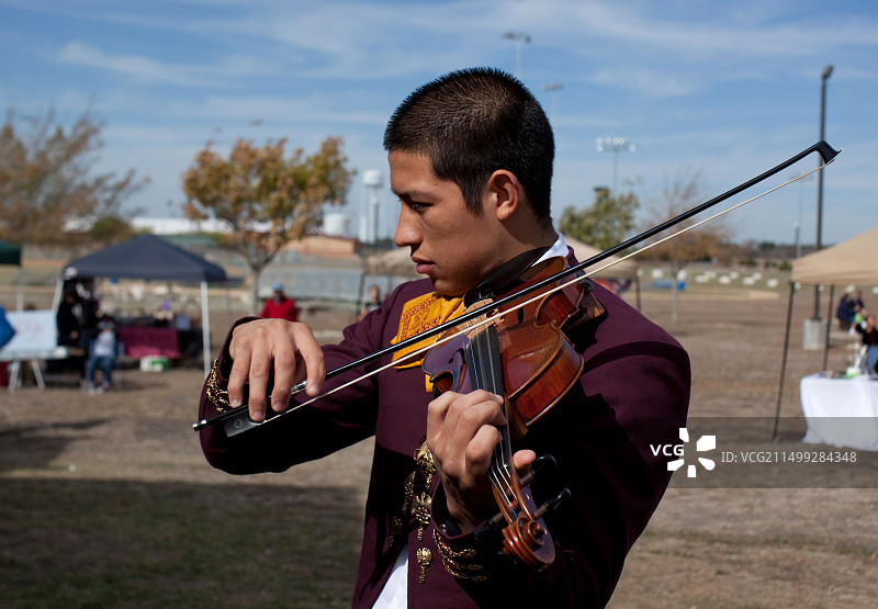 大学生是墨西哥流浪乐队的成员，在亡灵节期间演奏图片素材