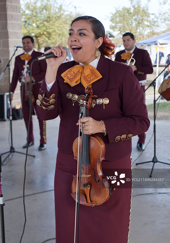 大学生是墨西哥流浪乐队的成员，在亡灵节期间演奏图片素材