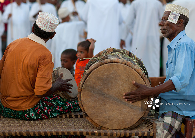 在肯尼亚拉穆，男子在圣纪节期间打鼓图片素材