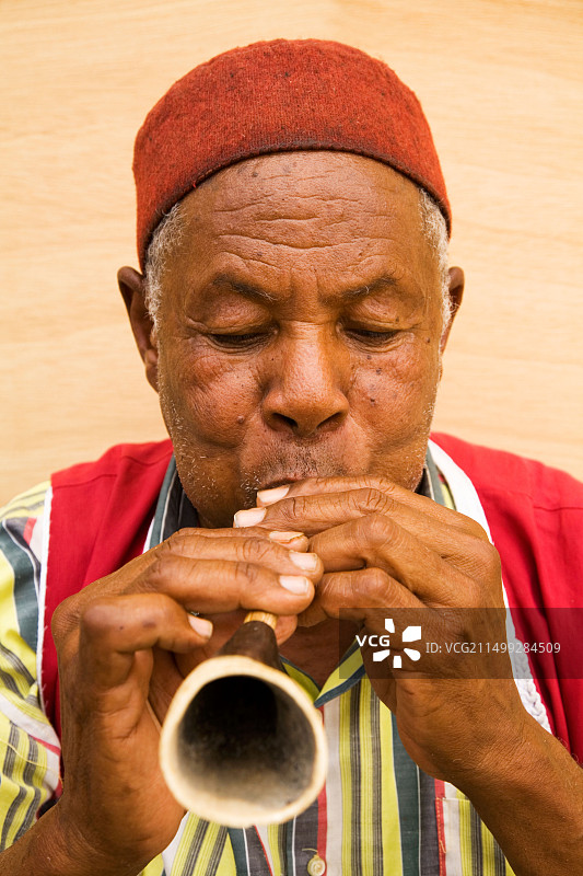 在突尼斯杰尔巴岛米杜恩市场演奏传统乐器的突尼斯男人图片素材