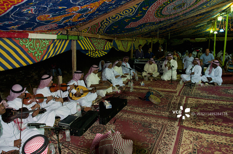 在埃及西奈半岛的传统婚礼上，沙特阿拉伯音乐家演奏小提琴、乌德琴和齐特琴图片素材