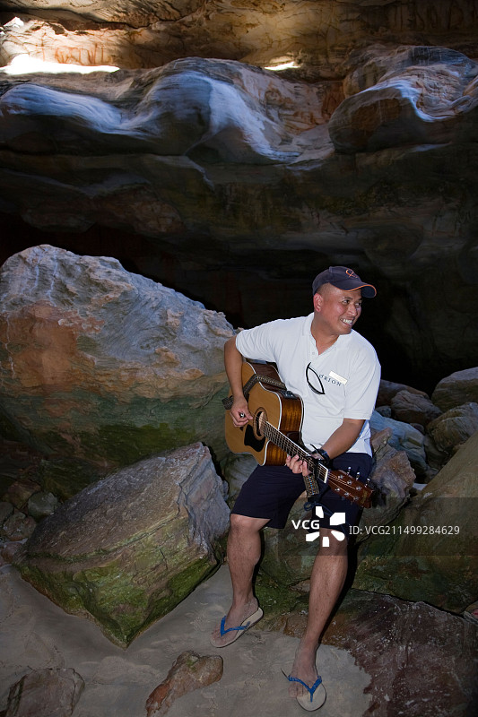 在西澳大利亚比格岛“阿拉丁洞穴”的娱乐活动图片素材