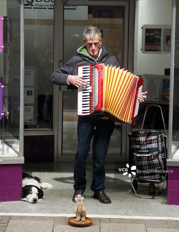 街头音乐家和他的狗图片素材