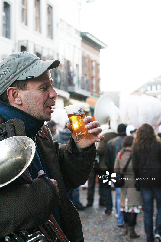 在班什狂欢节上喝啤酒的音乐家图片素材