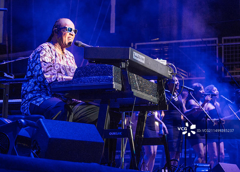 音乐家史蒂夫·旺德在拉斯维加斯“美丽人生”音乐节第一天登台表演图片素材