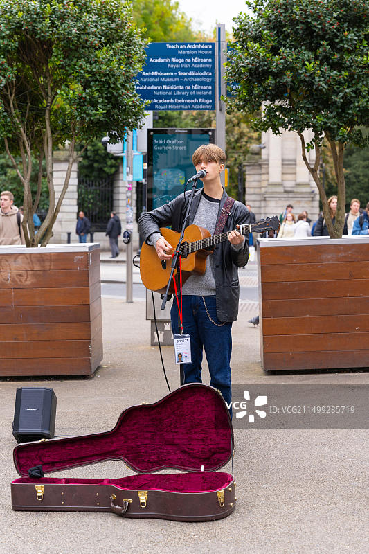 爱尔兰都柏林格拉夫顿街街头艺人独奏音乐家吉他表演图片素材