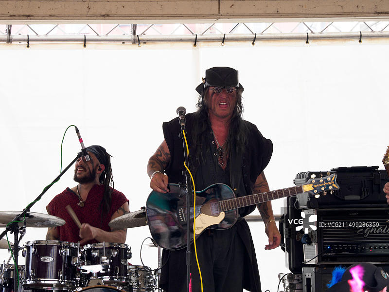 多尔曼乐队主唱塔洛克·詹姆森在英国德文郡布里克瑟姆海盗节上表演图片素材