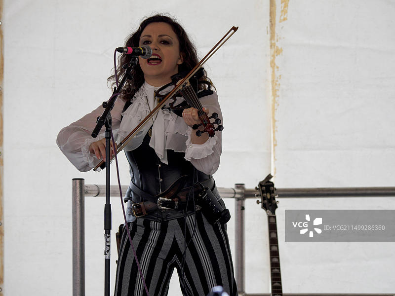 在英国德文郡布里克瑟姆海盗节上演奏的乐队小提琴手图片素材